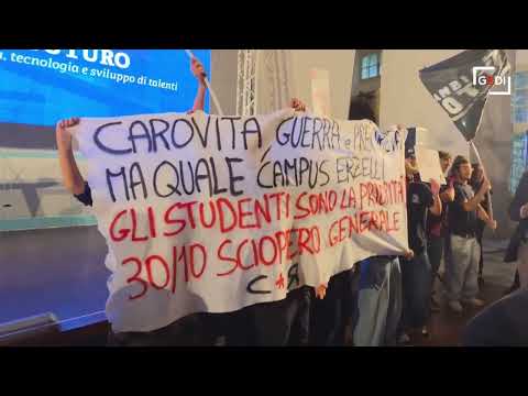 Blitz degli studenti nell'aula magna a Genova: "Ma quale campus, la priorità siamo noi"