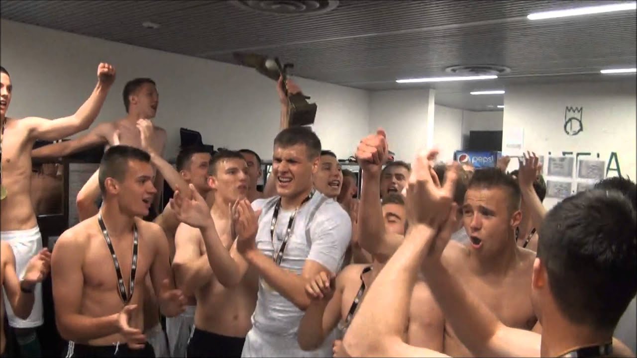 Radość piłkarzy Młodej Legii w szatni po mistrzostwie Polski