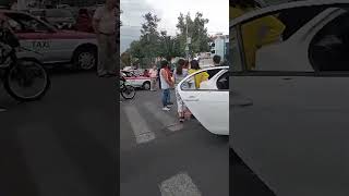 Una víctima más del cruce de la muerte, motociclista sale volando al impactarse contra un auto Una víctima más del cruce de la muerte, motociclista sale volando al impactarse contra un auto
