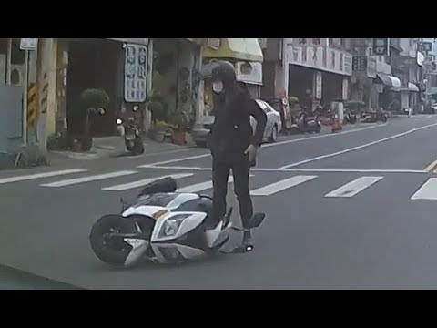 【車禍影片】 神主牌冒出，女騎士剎車不及自摔（2023.05.17 嘉義市西區民生北路