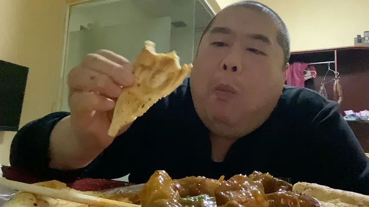 餓醒了！吃點昨天剩的大盤雞，再來瓶大烏蘇，烤饢蘸雞湯，吃飽了 - 天天要聞