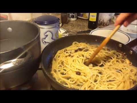 Spaghetti in salsa di acciughe con olive e capperi