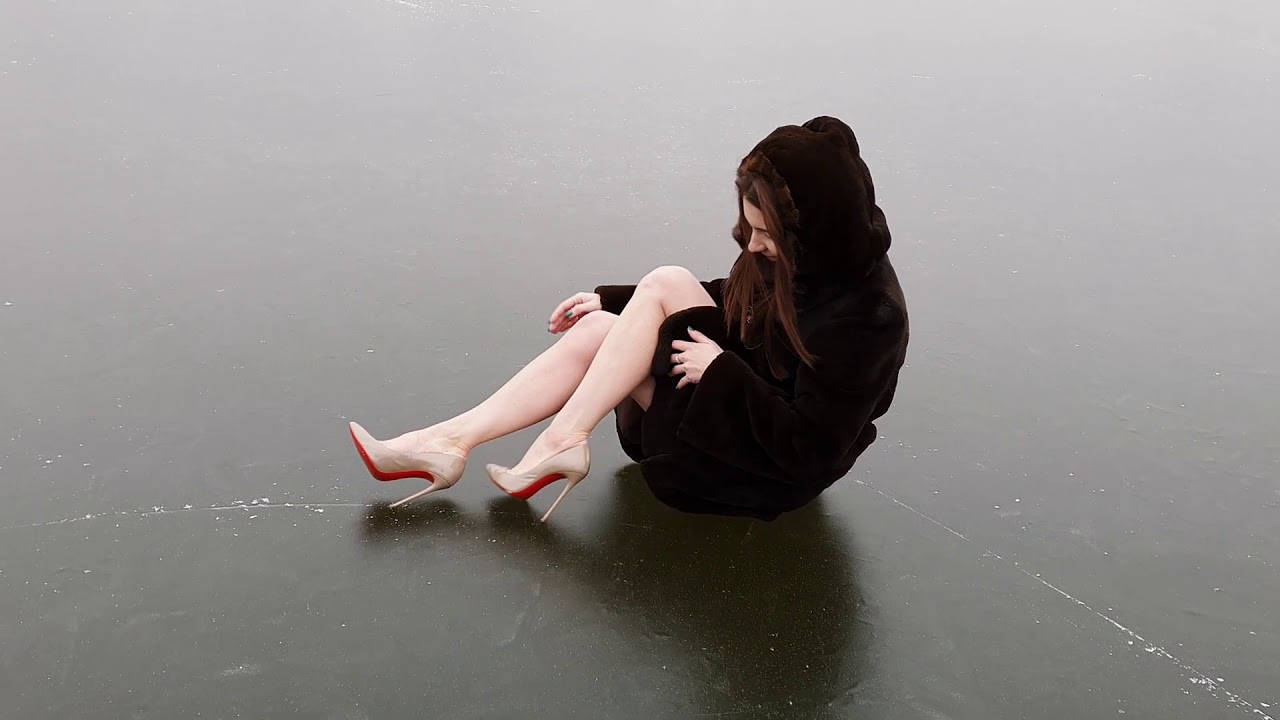 TUNA high heels pumps on ice, high heels falls, high heels slide on ice, slippy shoes (scene 317)