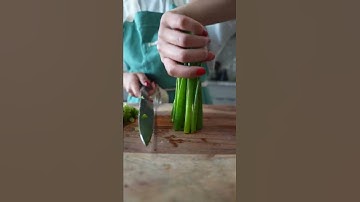 Thumbnail of What is the difference between scallions and green onions?