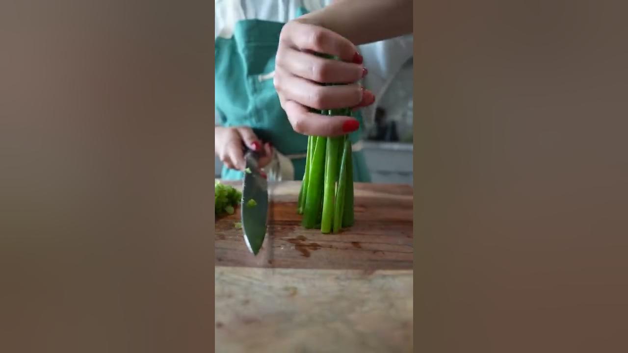 What is the difference between scallions and green onions?