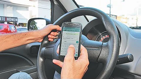 Como recorrer de multa por dirigir falando ao celular?