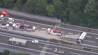 愛知の東名でダンプ横転 路上に砂利散乱、2人軽傷