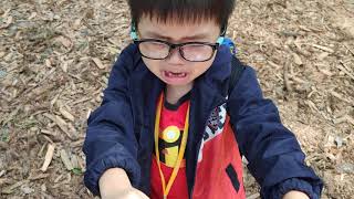 弟弟大哭不想自己走山路只想抱抱