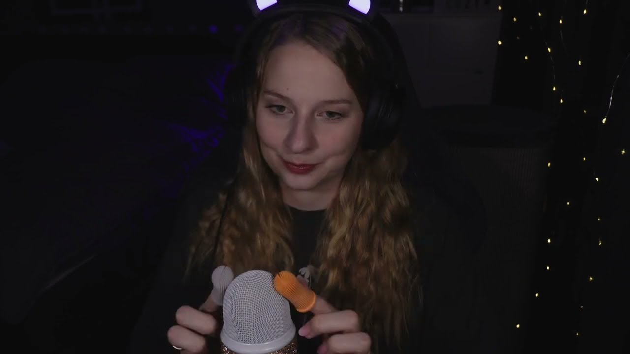 ASMR { scratching and brushing }