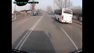 Алматы. Дымящий автобус 20150202 1110