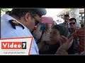 بالفيديو ضابط يقبل رأس سيدة بعد إزالة الكشك الخاص بها فى عبد المنعم رياض 