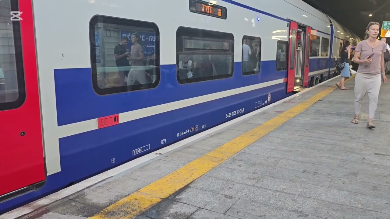 רכבות לכיוון צפון-דרום ומרכז נכנסות ויוצאות מרציפים 1 2 ו3 בתחנת תל אביב השלום