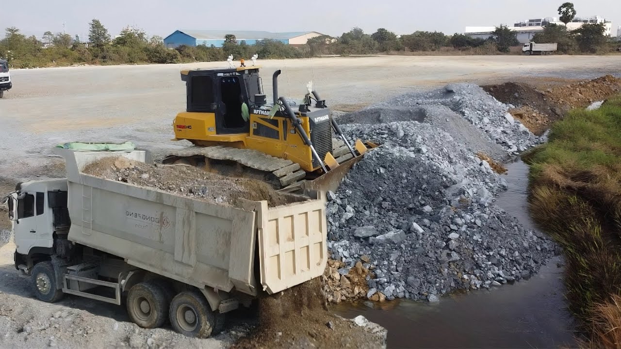 Awesome! Nicely Working Bulldozer SHANTUI Push Stone in The Big Leak With Dump Trucks 25T Good