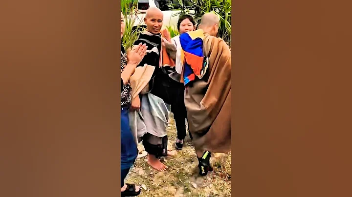 Chiều 14/12 Sư Minh Tuệ cùng các huynh đệ bộ hành đường rừng