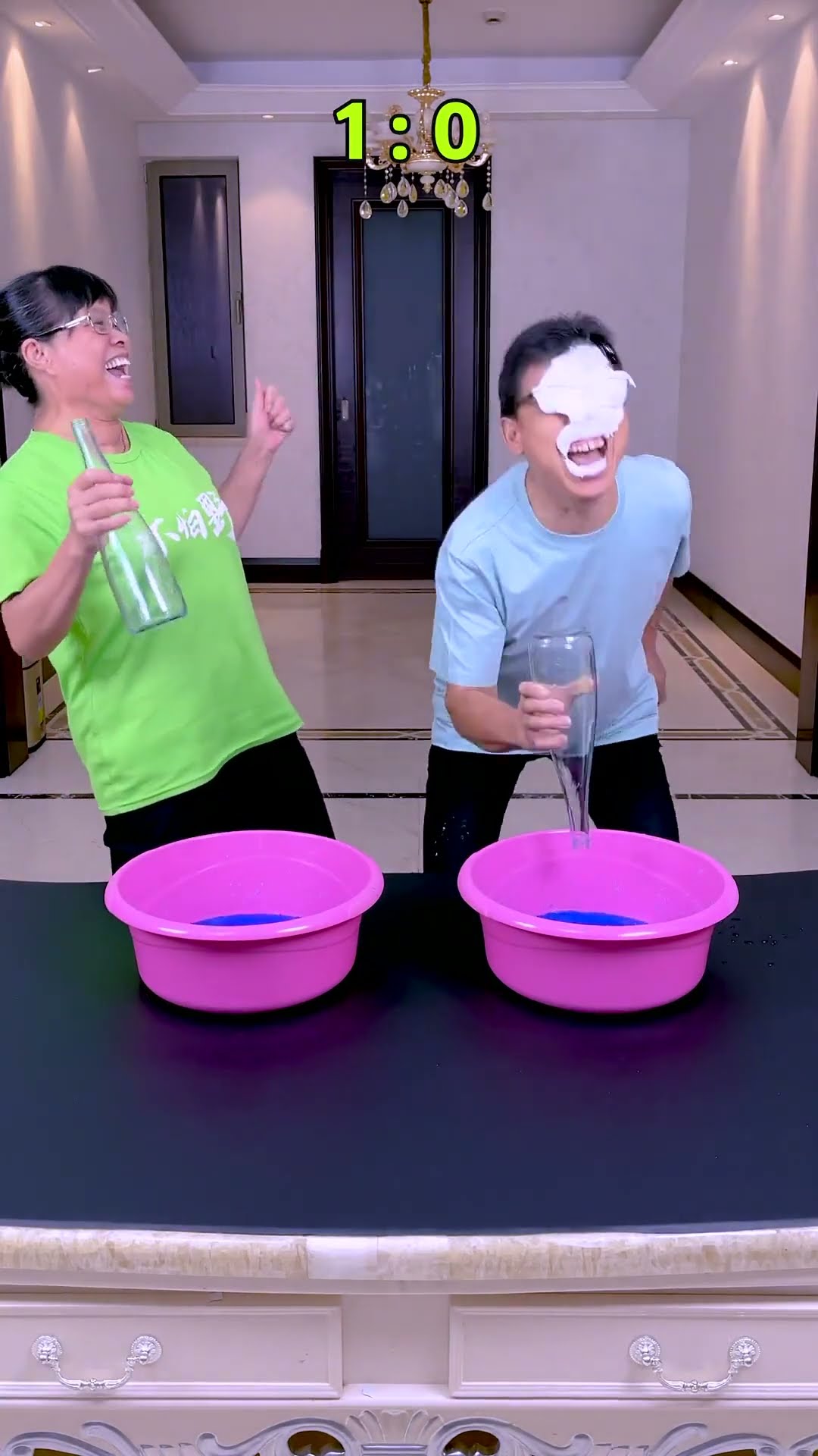 पानी डालने की चुनौती丨The Water Pouring Challenge Is So Interesting.#Funnyfamily#Partygames