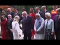 Modi aiuta Trump a salire lo scalino per una foto di gruppo con i leader al G7