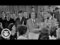 Георгий Менглет поздравляет женщин с 8 марта. Голубой огонек (1966)