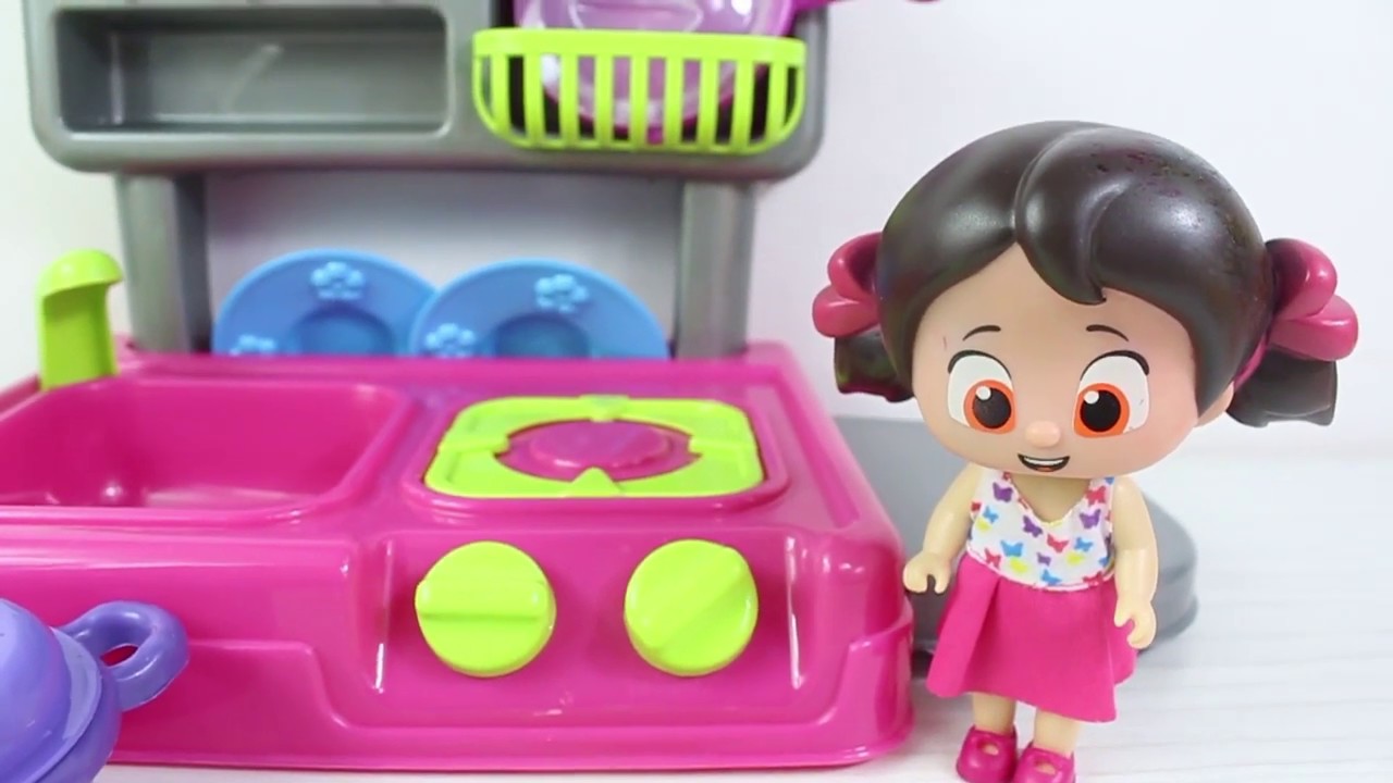 tosbik ve niloya oyuncak mutfak seti ile evcilik oynuyor youtube