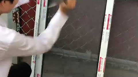 Kiểm tra độ bền lưới thép chống trộm an toàn bảo vệ được tích hợp vào nhôm hệ Xingfa,lưới chống muỗi