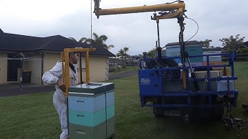 b.tree - BeeHive Lifting Crane Ezyloader, New Zealand