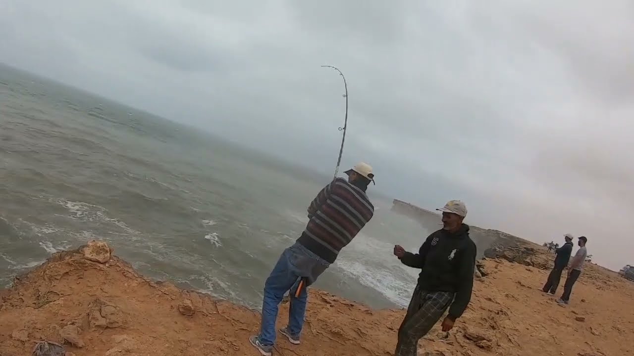 كفاح البحار / صراع مشوق مع سمكة كبيرة في بحر هائج من مرتفعات خطيرة.