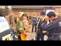 歌に感動した警察官がとった驚愕の行動が...