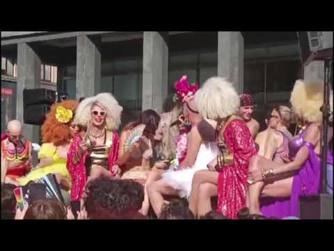 Video Sei una cantante, una ballerina sul cubo, un'icona. Complimenti per Elodie su carro del Milano Pride