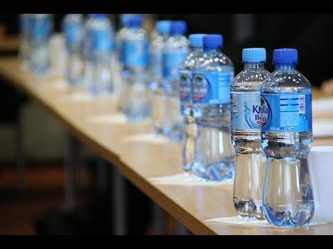 Video: ¿Qué marcas de agua embotellada tienen partículas de plástico?