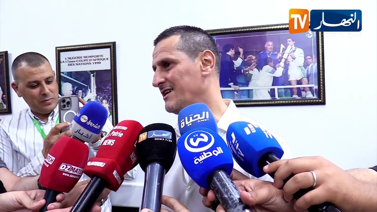 إدارة مولودية الجزائر تكرم لاعبها السابق رفيق صايفي