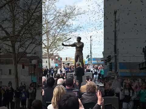 The Ichiro Suzuki Statue bat broke during its grand reveal