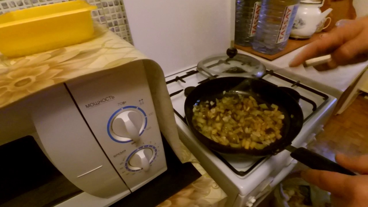 Омлет 2. С луком, картофелем, маринованными огурцами и чесноком.