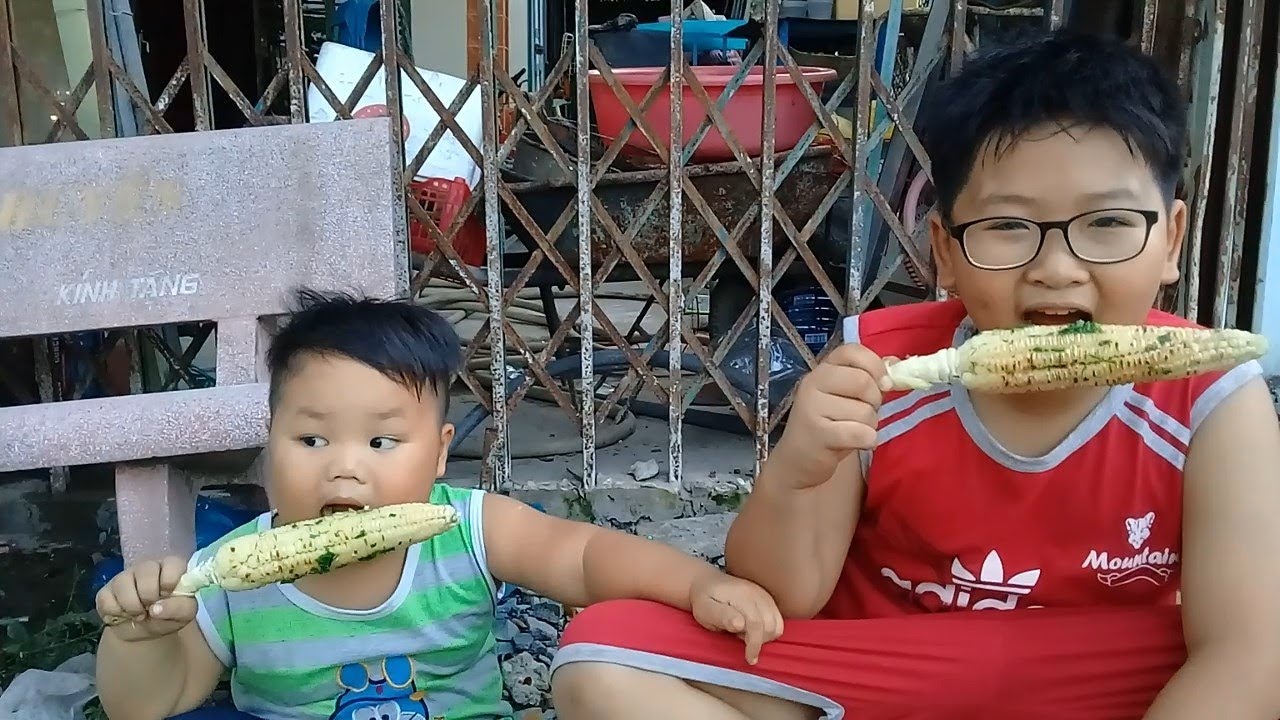 Đồ chơi trẻ em bé pin nướng bắp ❤ PinPin TV ❤ Baby toys grilled corn - YouTube