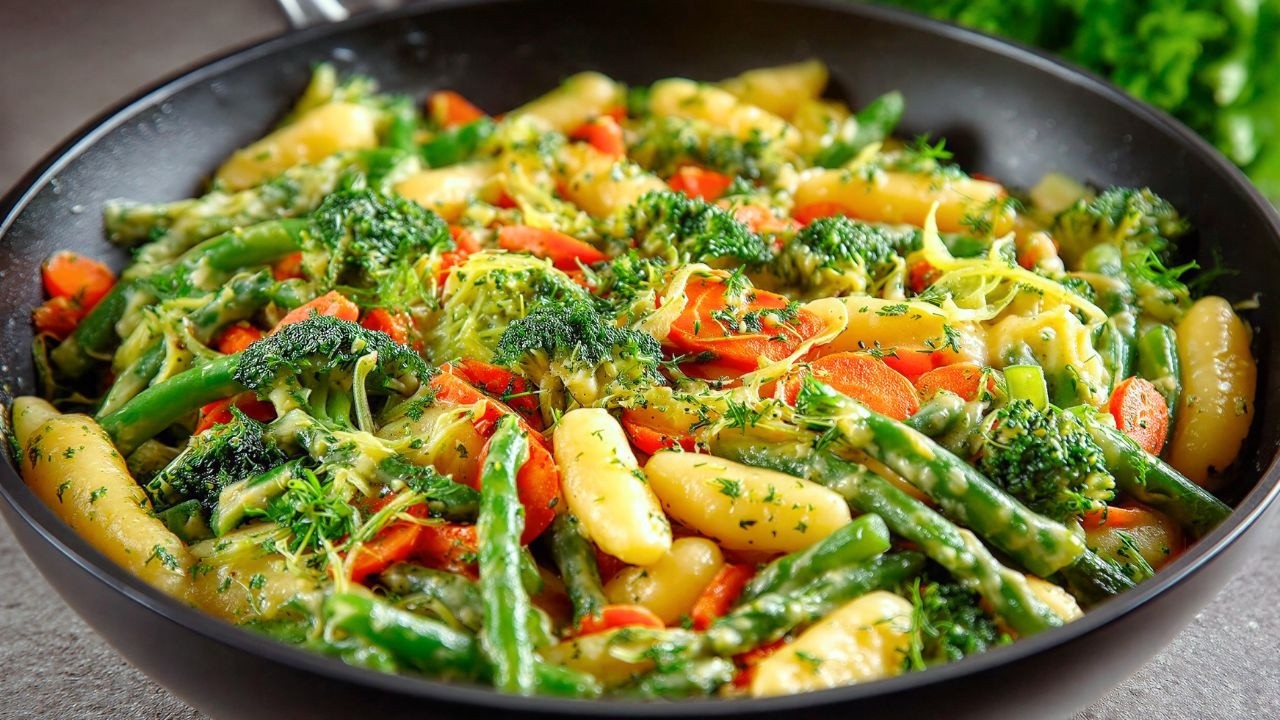 Einfache Brokkoli Schupfnudel-Pfanne in 15 Minuten - gesundes Rezept mit viel Geschmack