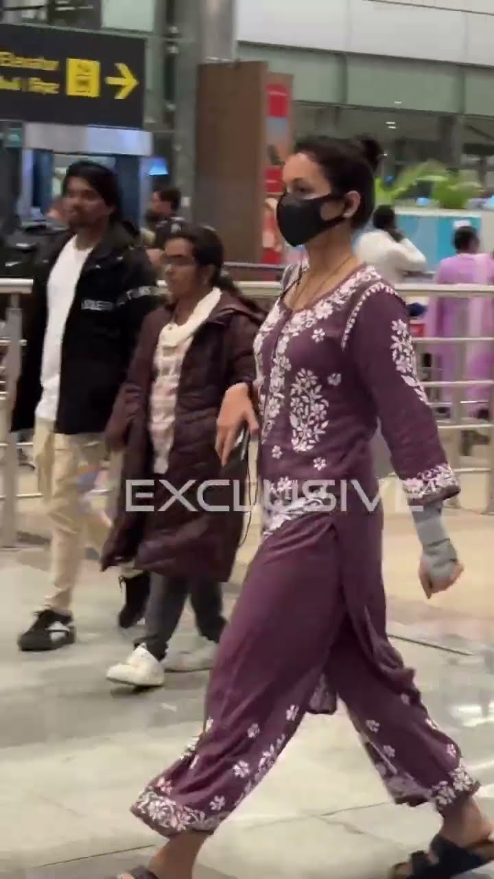 క్యాజువల్ లుక్‌తో ఎయిర్‌పోర్ట్‌లో మెరిసిన శ్రీనిధి శెట్టి ?| #SrinidhiShetty | #TelusuKada | #Shorts
