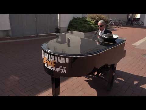 Október 1. A Zene Világnapja Mr. Pianoval