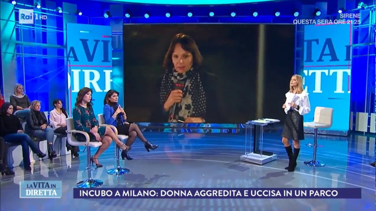 Francesca Fialdini in stivali e gonna di pelle nera - YouTube