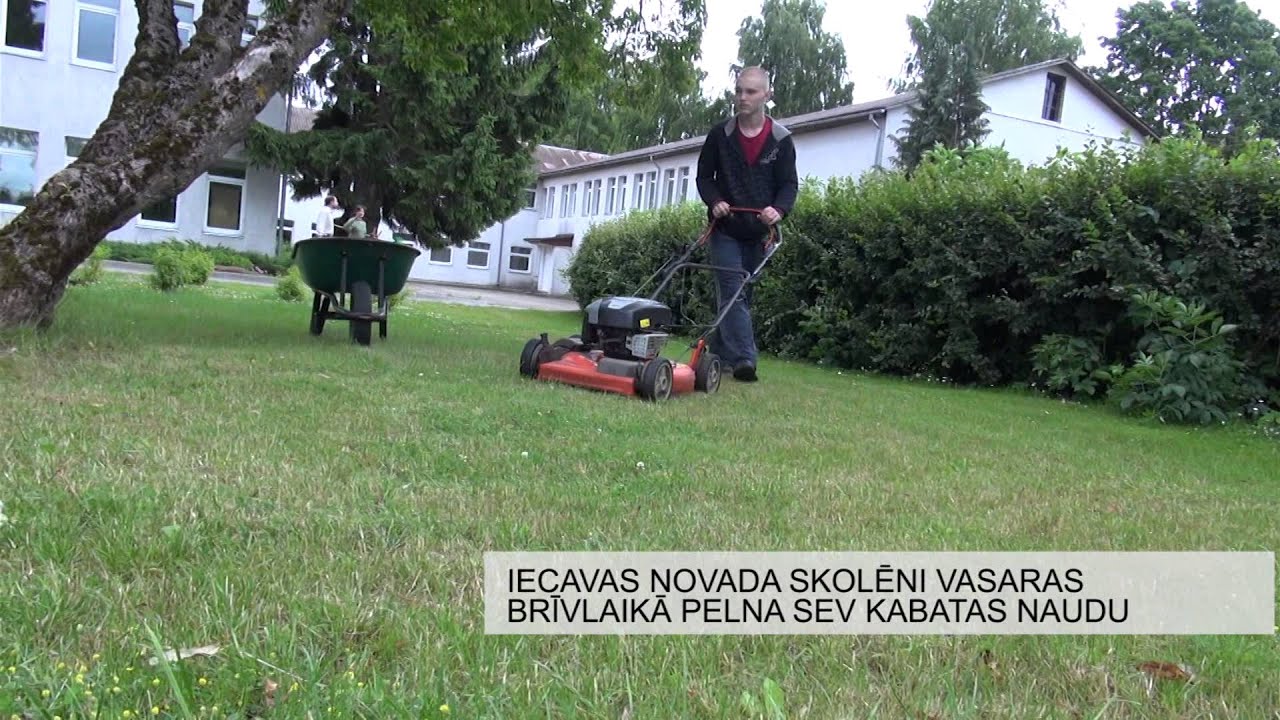 Iecavas novada skolēni vasaras brīvlaikā pelna sev kabatas naudu