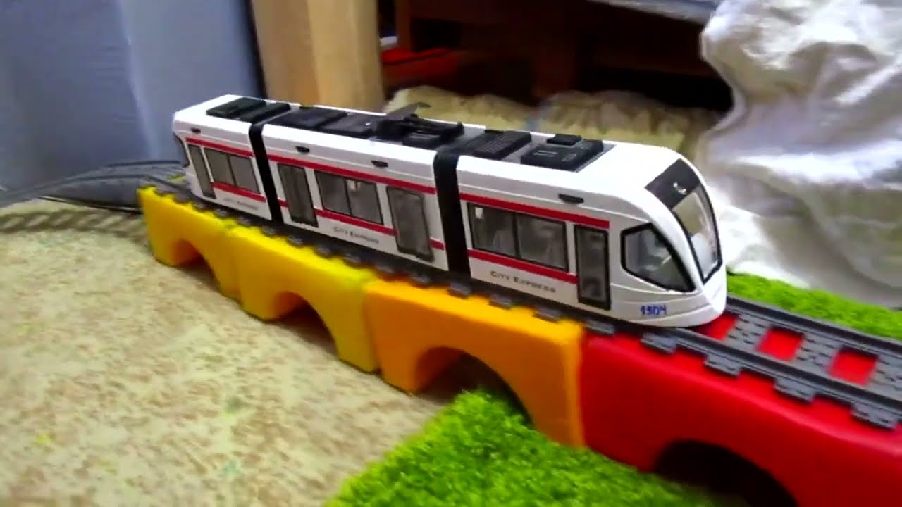 Toy Trams and Trolleybuses/Dickie Toys City Liner Tram/Articulated Trolleybus