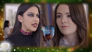La rosa de Guadalupe: Carolina y Luvia se vuelven complices | Historia de una bebida punk con fresa