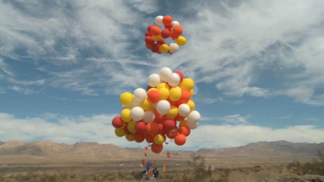 John Freis 51 Ties 170 Helium Balloons To His Lawn Chair And Flies Up To 12 400 Ft Traveling 46 Miles In Almost 4 Hours Balloon Flights Balloons Lawn Chairs