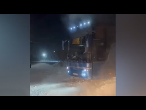 Автобус сломался в лютый мороз на трассе Астана – Петропавловск. Полицейские спасли 66 человек