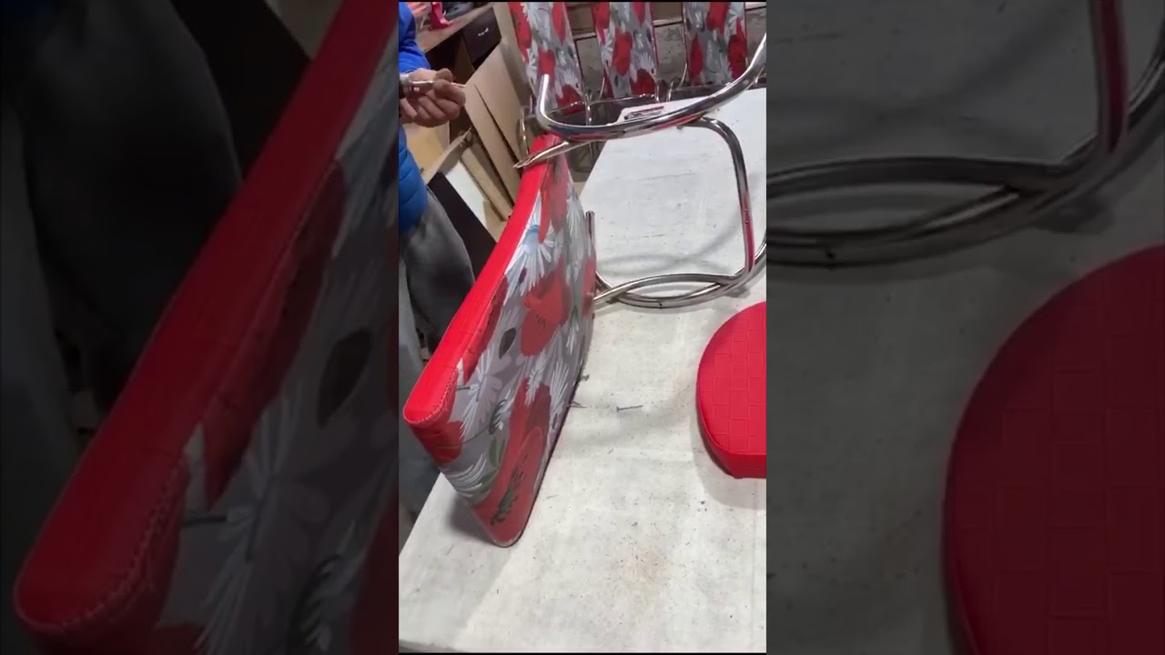 Montaj masă și scaune