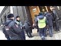 Активист приковался цепью к двери ФСБ на Лубянке в поддержку «Сети»