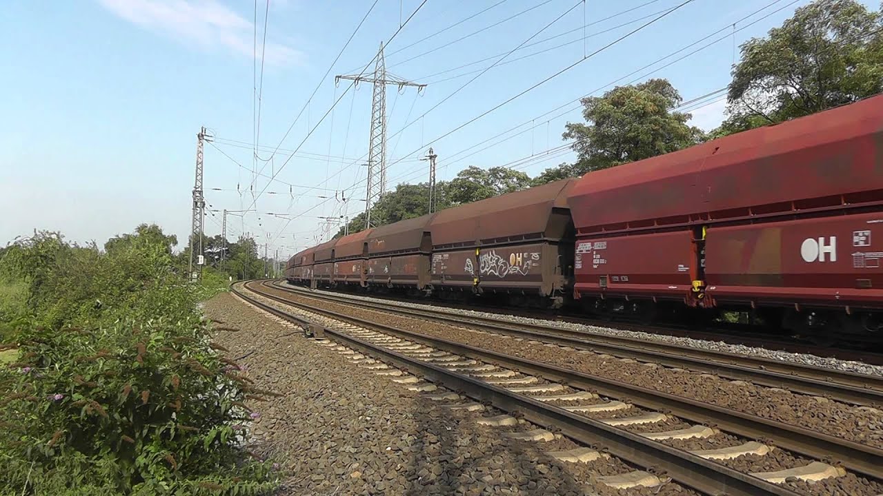 2 BR 185 der Railion mit ein Kohle Güterzug an der 4 Gleisigen Güterstrecke in Duisburg
