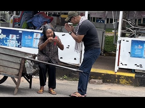 Bong General eating Lunch in Phsar Samaki in Kampot     បង​ General ញ៉ាំអាហារ នៅផ្សារ​ សាមគ្គីនៅកំពត