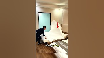 Người đàn ông hướng dẫn cách dọn ga giường trong khách sạn #shorts
