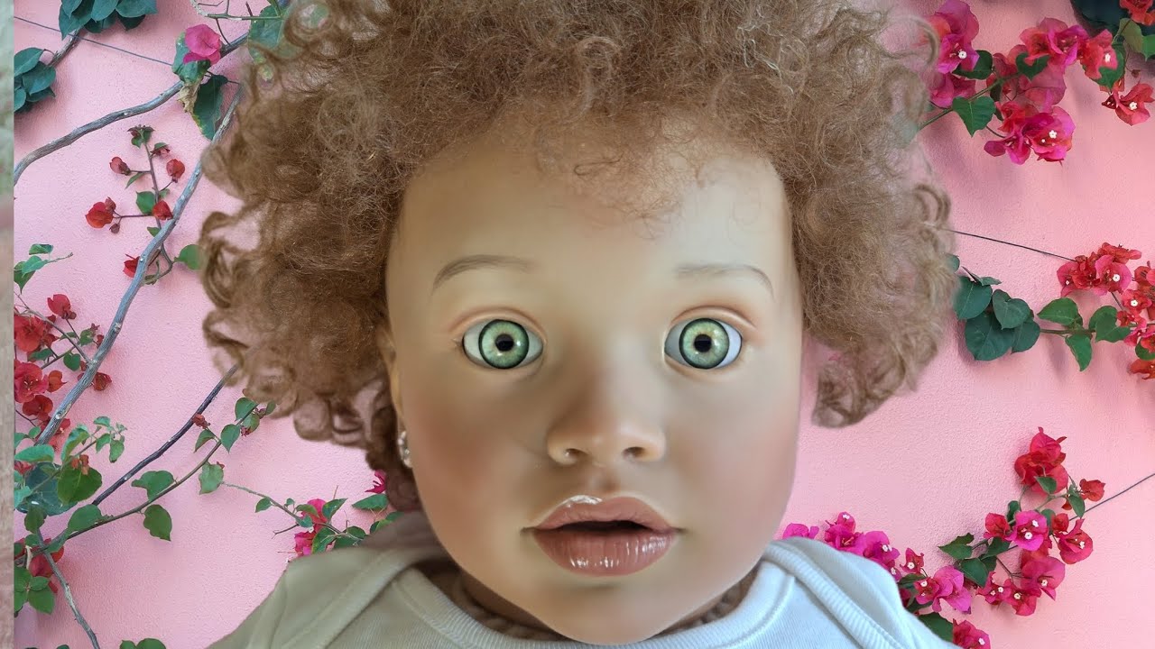 Моей кукле-младенцу сегодня предстоит небольшая операция! Но у меня совсем нет способностей к рук...