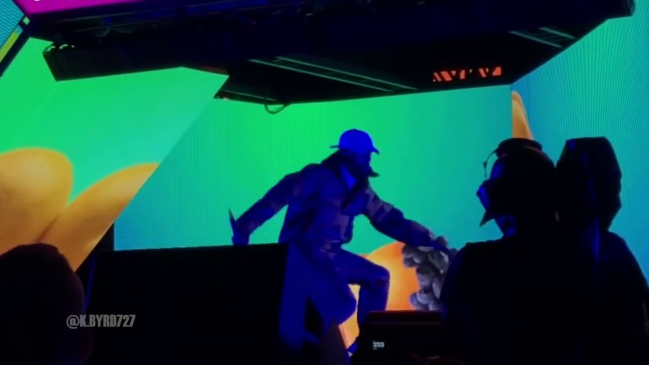 Chris Brown performing "Tempo" live at HOAFM Tour 2018