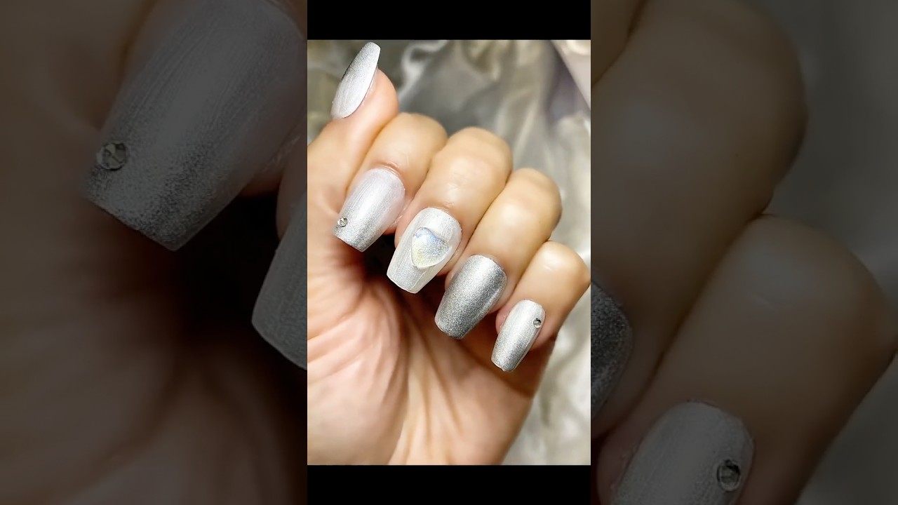 La peinture nacrée, poudre chromée et décorés d'accessoires en forme de cœur