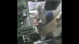 Juru Tol Ditampar Dan Diterajang...